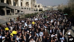 伊朗穆斯林教徒在德黑兰星期五祈祷之后举行游行反对反政府示威。（2018年1月5日）