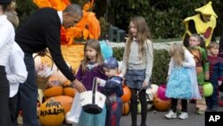 美國總統奧巴馬在白宮南草坪和小朋友共度萬聖節。