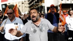 希臘工人在希臘議會大廈外集會抗議