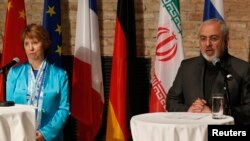 阿什頓(左)與 伊朗外長扎里夫(右)出席記者會