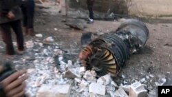 照片显示被击落的俄罗斯战斗机残骸 (2018年2月3日)