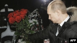 Премьер-министр РФ Владимир Путин возлагает цветы на могилу Егора Свиридова, убитого 6 декабря этого года. Москва. Россия. 21 декабря 2010 года