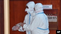 世界卫生组织发布的图片显示医生在土耳其医院参加化学武器受害者的尸体解剖（2017年4月5日）