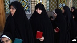 伊朗选民排队等待投票。2013年6月14日 （照片来源：美联社）
