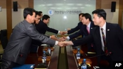 朝韩代表在开城工业园区管理委员会会议上握手 （资料图片）