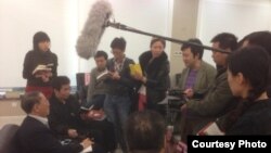 胡德平在新書座談會上接受採訪(陳有西律師微博圖片)