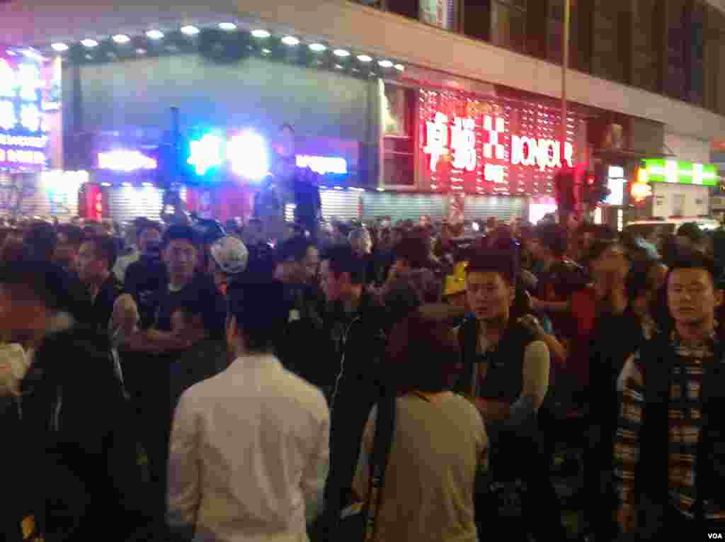 大批市民连续第二晚在旺角与警方“巷战” （美国之音海彦拍摄 ）