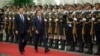 中国国家主席习近平和来访的韩国总统文在寅检阅仪仗队(2017年12月14日)