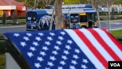 漆着吉祥物食蚁兽的欧文加大巴士停在校区（美国之音国符拍摄）