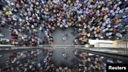 参加支持欧盟方案示威的希腊民众（2015年7月2日）