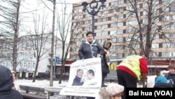 4月6日的莫斯科反政府集会中，一名示威者手拿标语呼吁抵制2014年索契冬奥会。(美国之音白桦拍摄)