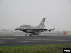 台空军的美制F-16战机（美国之音申华拍摄）