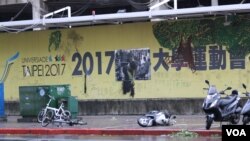 被刮到在地的機車和自行車（美國之音楊明拍攝）