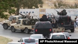 利比亞電視台畫面顯示在的黎波里街頭有軍車巡邏。