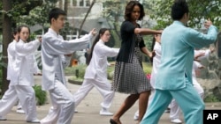 Первая леди США Мишель Обама занимается Тай-чи вместе с учениками одной из китайских школ. Китай. 26 марта 2014 г.