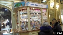 莫斯科的一家索契奥运纪念品销售商亭(美国之音 白桦)