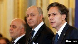 （从左至右）伊拉克总理阿巴迪、法国外长法比尤斯和美国常务副国务卿布林肯在法国巴黎举行多边外长会议后召开记者会（2015年6月2日）