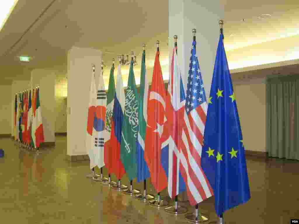 在德国柏林召开的W20妇女峰会上的各国国旗