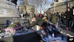 民眾在遊行前敬獻鮮花