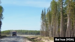 西伯利亚北部汉特-曼西斯克地区一处油井旁的道路。(美国之音白桦拍摄)