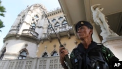 5月20日一名军人守卫在曼谷的泰国总理办公大楼外