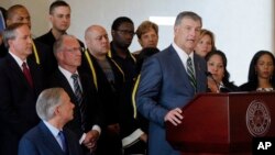 Gwamnan jihar da wasu manyan jami'an jihar lokacin da suke tabbatar da sabuwar dokar