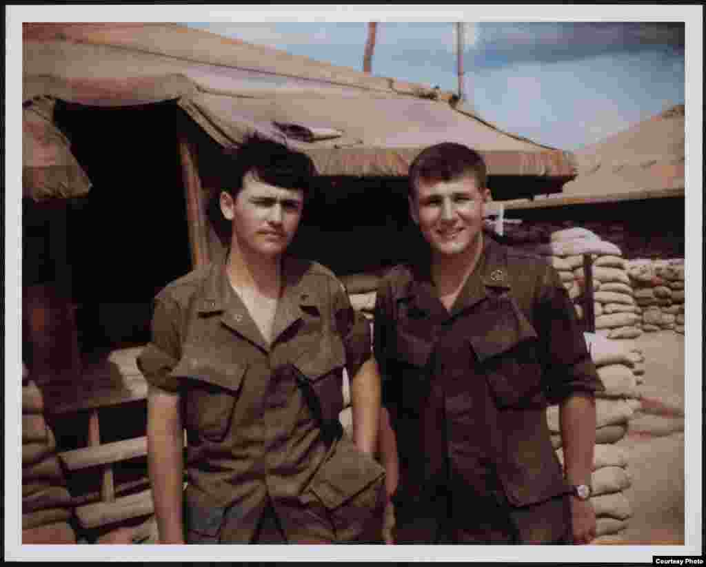 查克.哈格尔(右)大约于1968年在越南站在帐篷外面。(美国国会图书馆)