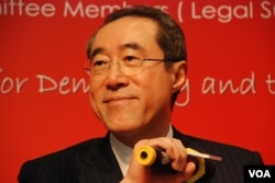 唐英年今年3月中在特首選舉電視論壇，質詢對手梁振英曾提議要強硬對付示威者