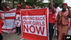 今年四月被博科聖地武裝綁架的200多名女學童已達六個月之久﹐民眾要求武裝分子釋放她們。