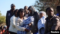 Raia wa Ivory Coast wanaoishi Tunisia na wanaotaka kurejeshwa nyumbani, wakisubiri nje ya ubalozi wa Ivory Coast mjini Tunis, Tunisia Februari 27, 2023. REUTERS