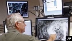 氣象預報人員正在監察熱帶風暴艾薩克的移動方向