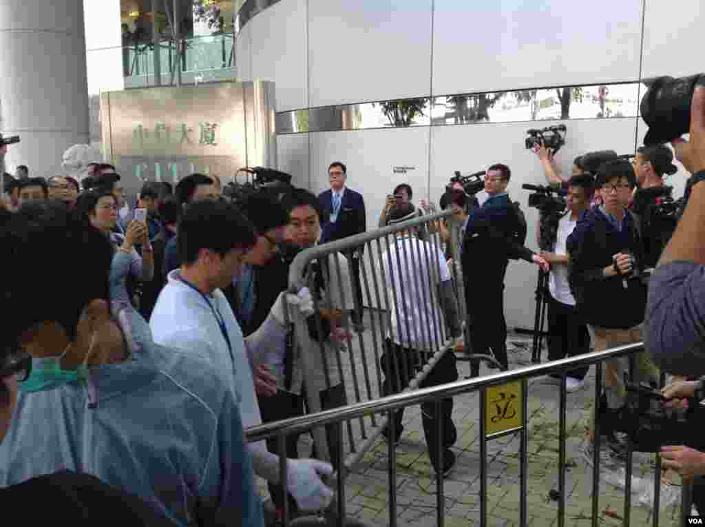 高等法院执达主任在金钟中信大厦展开清理障碍物行动（美国之音海彦拍摄）