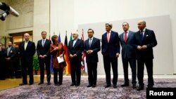 歐盟外交政策負責人凱瑟琳·阿什頓(左三)代表六國宣佈與伊朗達成核項目的協議。