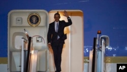 美國總統奧巴馬星期四抵達倫敦斯坦斯特德機場展開訪問一個行程。