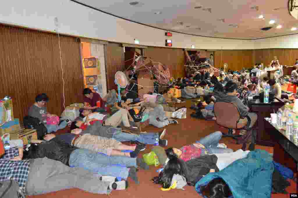 抗议学生枕戈待旦(美国之音申华拍摄)