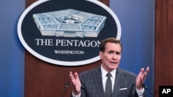 资料照片：美国五角大楼发言人约翰·科比在一次新闻发布会上讲话。（2021年7月12日）