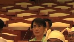 昂山素姬首次參加緬甸議會議事