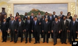 2014年10月24日中国国家主席习近平(中)参加亚洲基础设施投资银行签字仪式