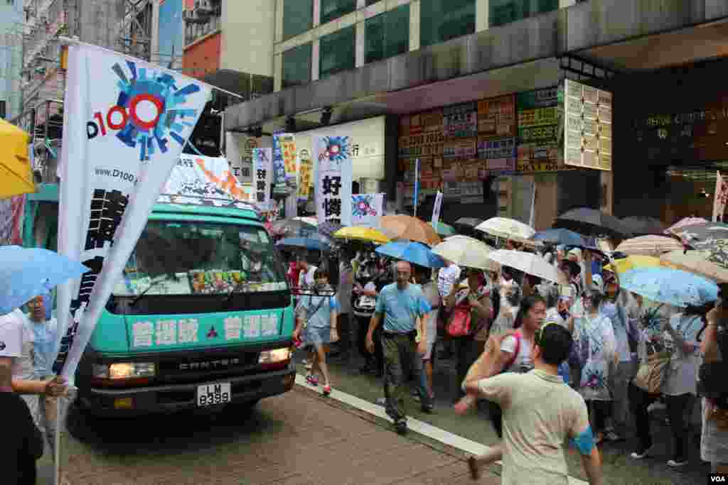 香港几十万市民上街参加七一大游行要求真普选 (美国之音海彦拍摄)