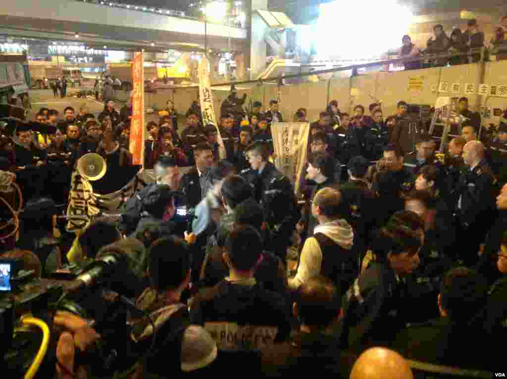 香港警方12月11日全面清场金钟占领区（美国之音海彦拍摄）