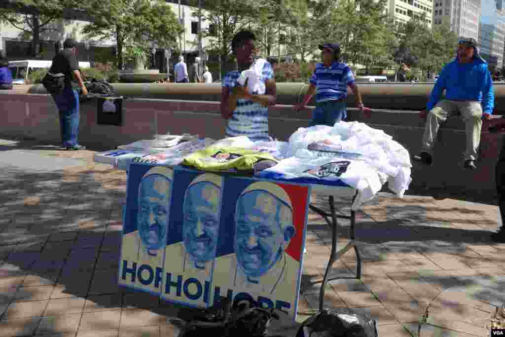 教宗的来访激发了街头小贩的无限创意，人们可以买到各式各样的纪念品。