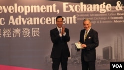 新北市长朱立伦（左）出席“台港论坛”（美国之音海彦拍摄）