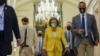 众议院议长佩洛西抵达国会参加众议院民主党团会议。(2021年8月24日)
