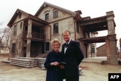 美國福音牧師葛培理和夫人鍾路得1988年4月19日在她在江蘇省淮陰的出生地前留影 （資料圖片）