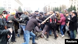 4月7日亲俄罗斯人士和支持领土完整的人士在乌克兰东部发生冲突