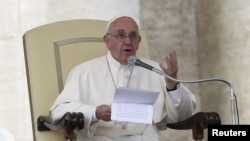 罗马天主教宗方济各在梵蒂冈的圣彼得广场发表讲话。（2015年10月14日）