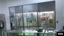 “基亚疫苗”的一个无菌试验操作室 （美国之音记者申华 拍摄）