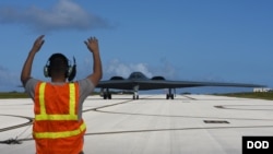 美军一架B-2轰炸机2018年1月8日飞抵关岛（美国空军照片）