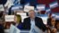 民主党总统参选人伯尼·桑德斯2020年2月日赢得内华达州党团初选后与妻子参加竞选活动