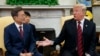 美国总统川普在白宫椭圆形办公室会晤到访的韩国总统文在寅。（2018年5月22日）